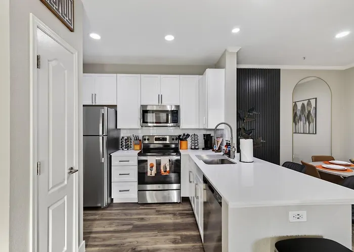 Serene Luxe 2br 2ba Pool Gym Free Parking K1 Apartment