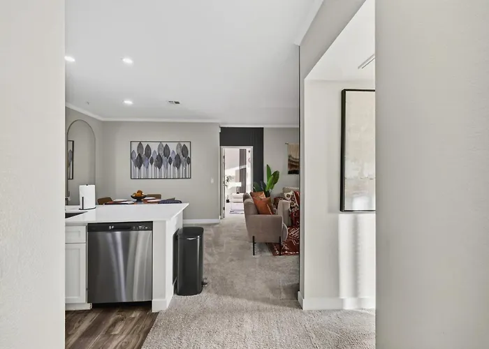 Serene Luxe 2br 2ba Pool Gym Free Parking K1 Apartment