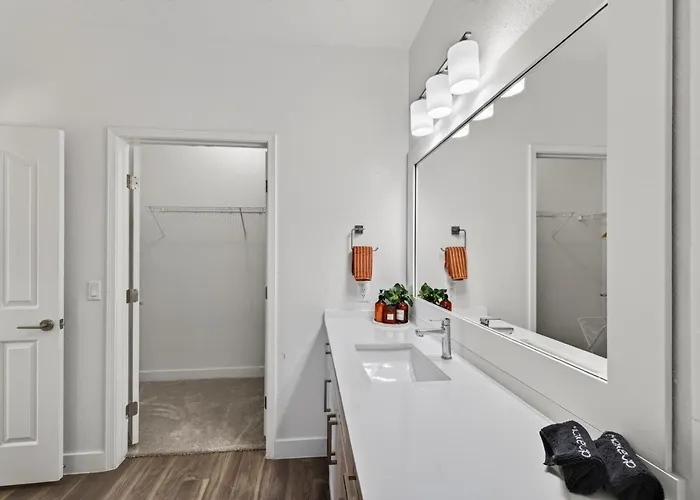 Apartment Serene Luxe 2br 2ba Pool Gym Free Parking K1 *
