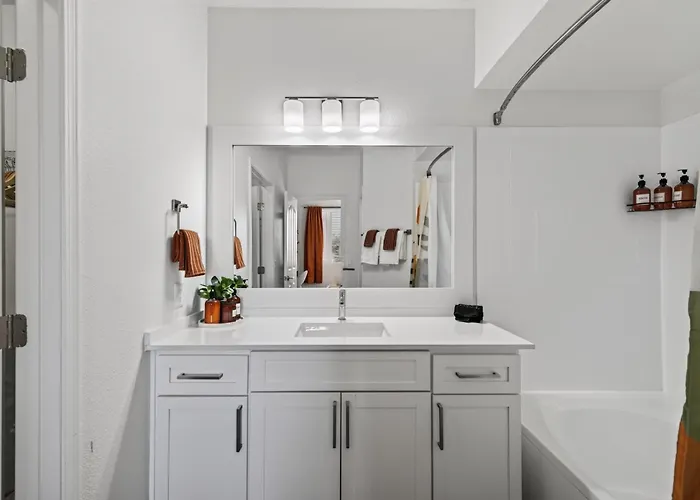Apartment Serene Luxe 2br 2ba Pool Gym Free Parking K1 *
