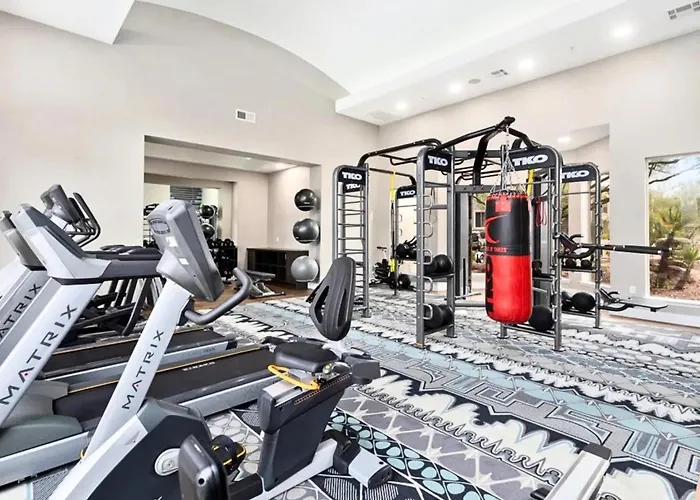 Serene Luxe 2br 2ba Pool Gym Free Parking K1 *